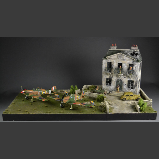 Manor house in shot and bombed condition with a large lawn - Diorama
